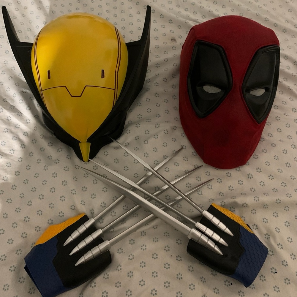 Wall two head mount for cosplay masks, Deadpool wolverine duo